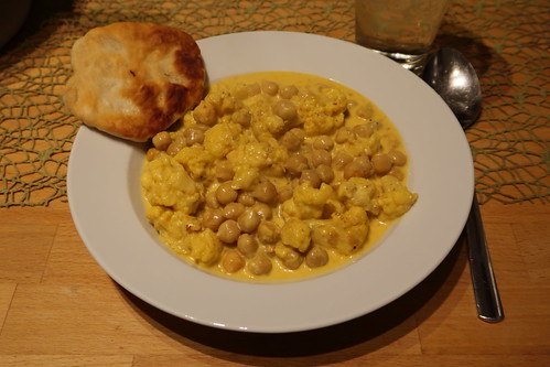 Blumenkohl-Kichererbsen-Curry mit Fladenbrot (meine Portion)