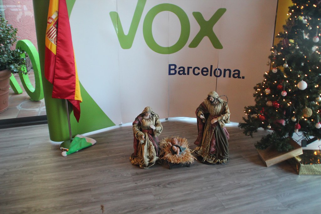 FOTOGRAFÍA. SANT CUGAT DEL VALLÉS (BARCELONA), 15.12.2019. La Mesía de Sant Cugat del Vallés (Barcelona) se ha teñido de verde y rojigualda este domingo para acoger la Comida de Navidad de VOX. Ñ Pueblo (19)