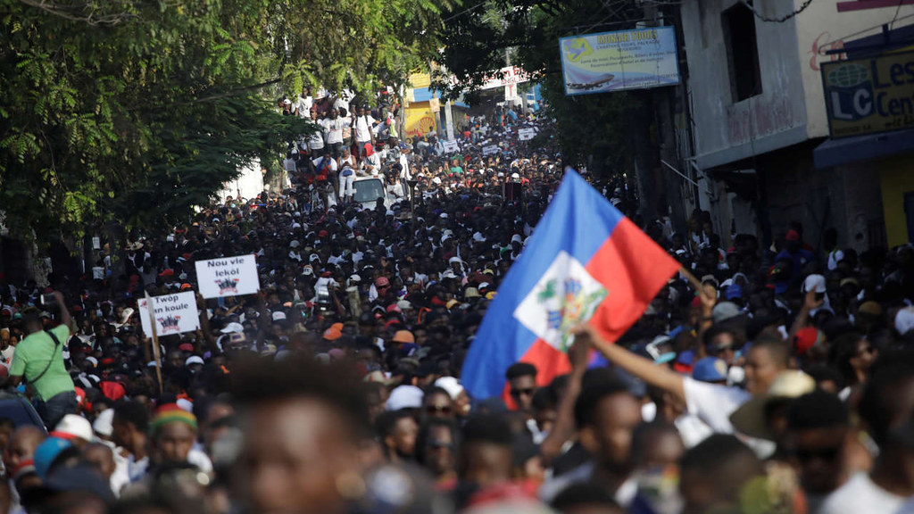 上萬名海地人民走上街頭，拒絕總統亨利要求外國軍事介入。（圖片來源：Peoples Dispatch）