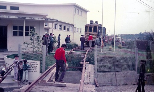 Instalação da Zorra n.º 53 no jardim do Museu Mineiro de São Pedro da Cova. Doação STCP. 1990. Arquivo MMSPC.