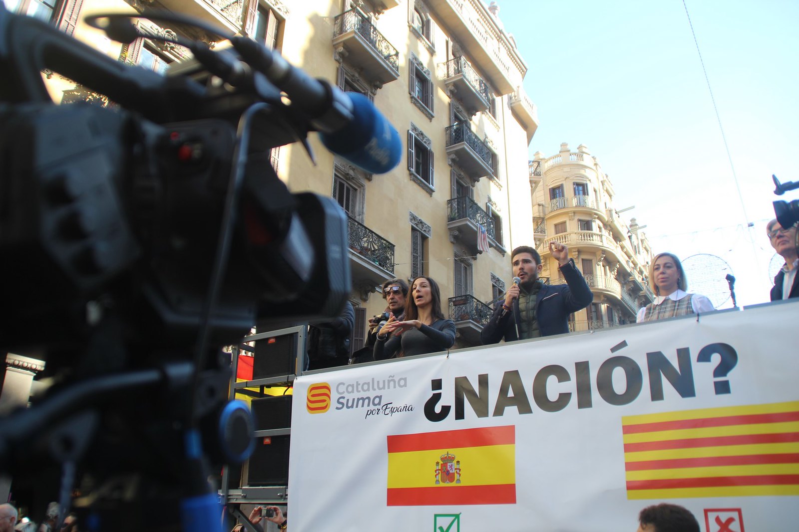 FOTOGRAFÍA. BARCELONA (ESPAÑA), 06.12.2019. Varios miles de personas se manifiestan en Barcelona a favor de la unidad de España. Ñ Pueblo (1)