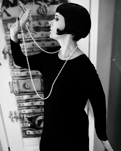 I don’t have the skills to black out the background, but the iconic shot of Louise Brooks with the single strand of pearls (pic 2) was the inspiration for my Halloween costume this year. I also painted that exact picture for my friend @orlando_gloom! I ne