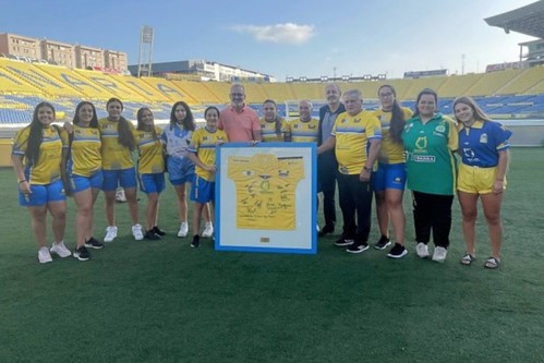 Foto de familia tras la presentación de la Liga ABT Canarias de Lucha Canaria Femenina