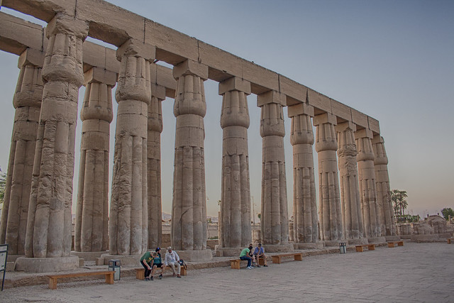 Columnas en el patio de Amenhotep III, templo de Luxor,  (Egipto)