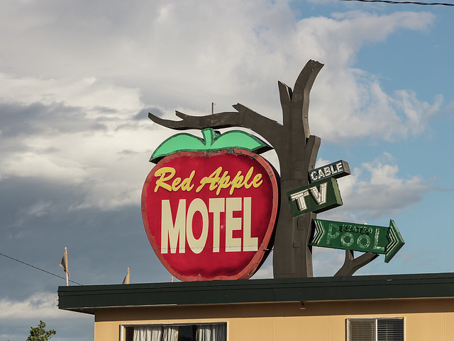 Sign for the Red Apple Inn in Yakima, Washington (LOC)