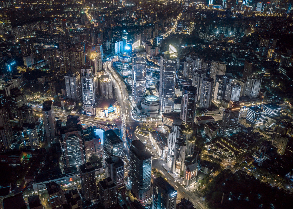 上海市中心的徐家匯比城市邊緣的南匯嘴亮了25倍。圖片來源：Alamy