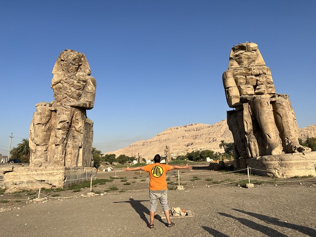 Sele ante los Colosos de Memnón en Luxor (Egipto)
