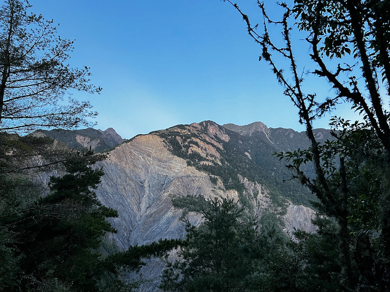 Batongguan Historic Trail: Guangaoping looking at Jinmentong Cliff and Jade Mountains
