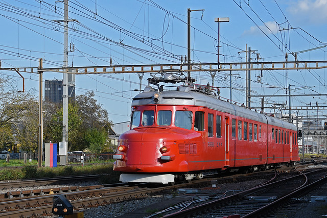 RAe 4/8 1021 Churchill Pfeil durchfährt am 26.10.2022 den Bahnhof Pratteln.
