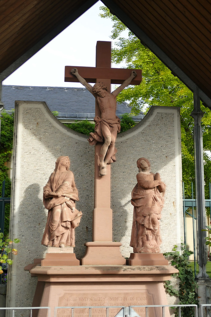 Hochheim am Main, Geheimrat-Hummel-Platz, Kreuzigungsgruppe - Crucifixion group