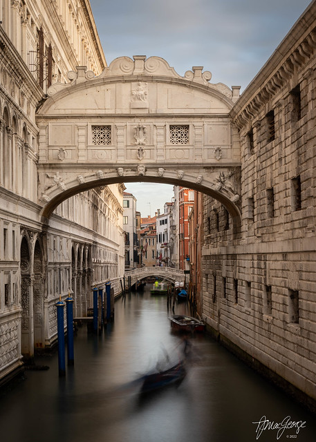 Ponte dei Sospiri - Bridge of Sighs, Venice.jpg