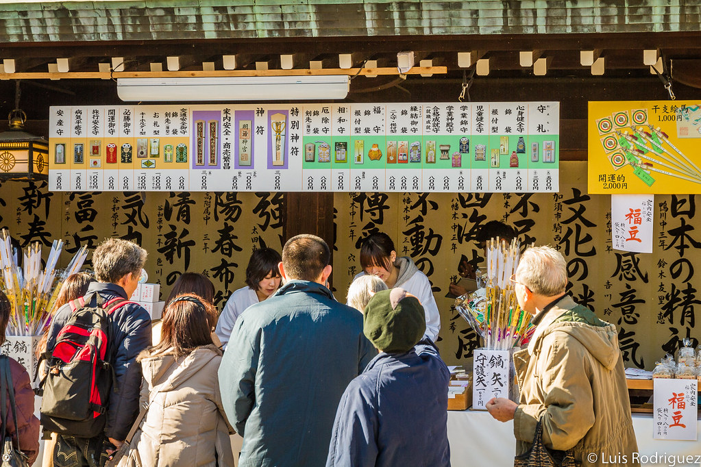 Ofuda (fondo violeta) y otros amuletos durante el A&ntilde;o Nuevo en el santuario Meiji de Tokio