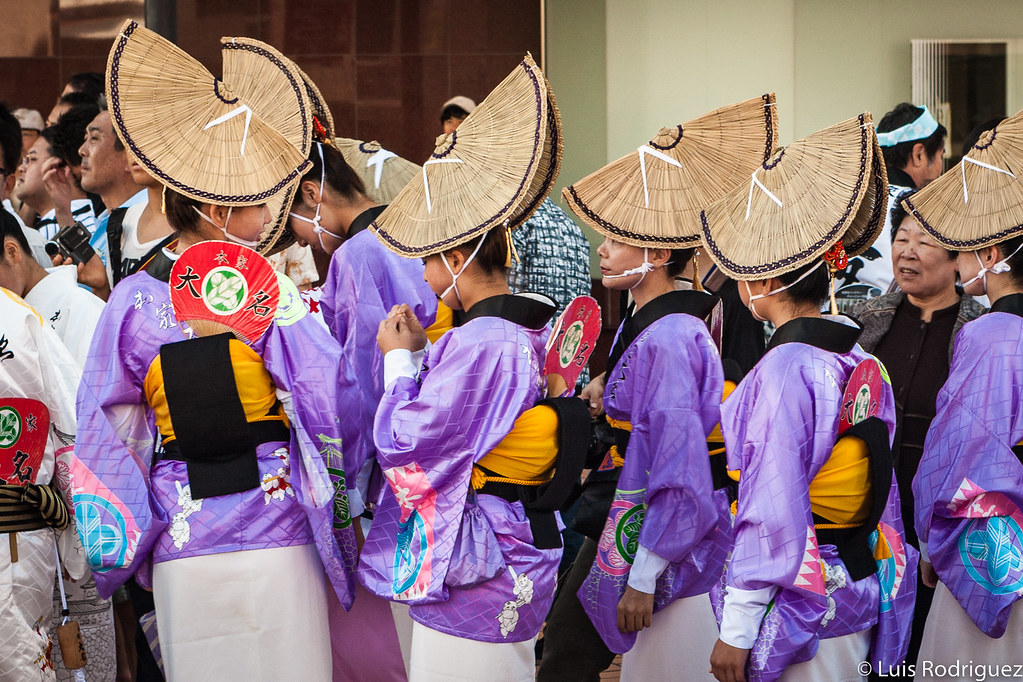 Uchiwa (en este caso de Tokushima) decorando la parte trasera del obi en el festival Awa Odori