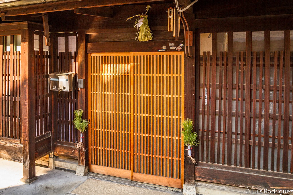 Casa tradicional en Kioto con decoraciones de año nuevo (shimekazari y kadomatsu)