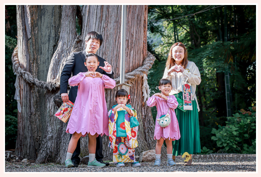 岐阜県美濃市の八幡神社で七五三 　家族の集合写真