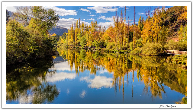 El río Duero, vestido de otoño, por Soria....