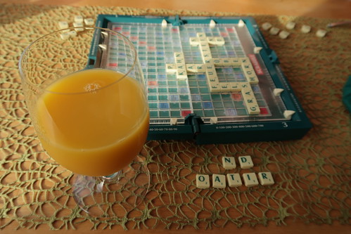 Orangensaft zur Partie Scrabble