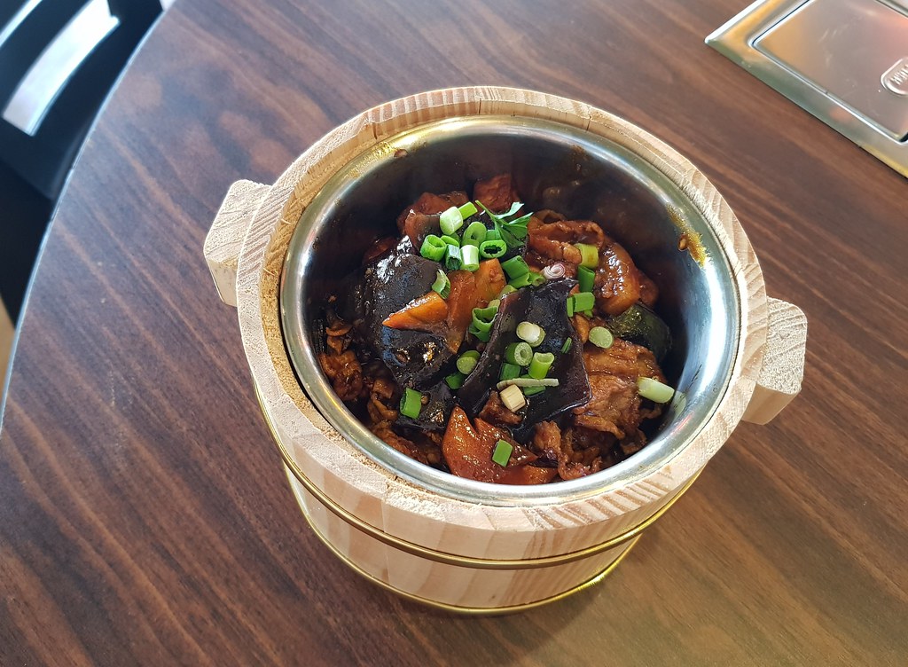 小炒肉拌飯(木桶飯) Stir-fried Pork rice rm$12 @ 鱼烤鱼香 Tasty Roast Fish Restaurant in Puchong