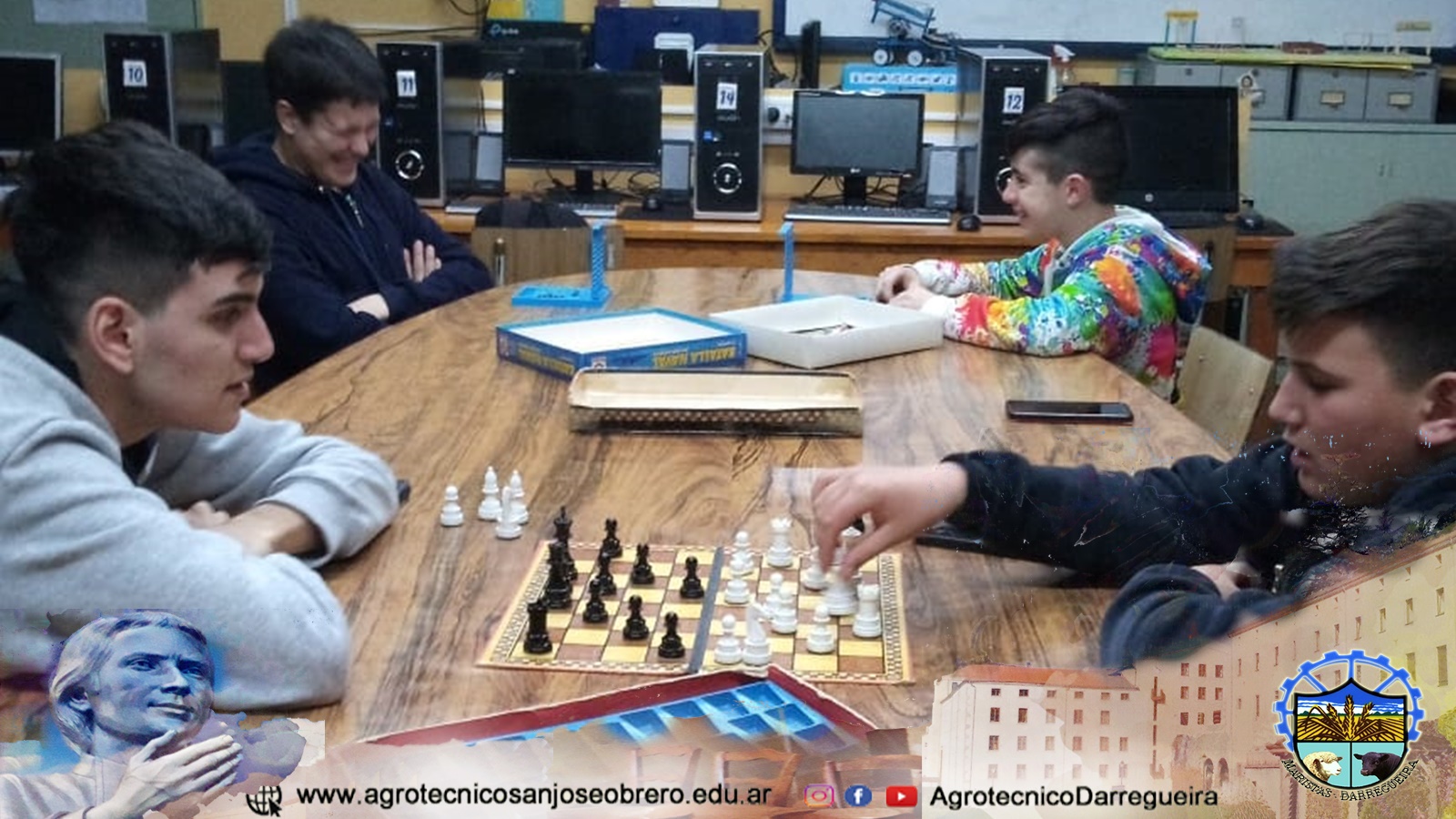 Alumnos residentes del Agrotécnico de Darregueira jugando ajedrez.