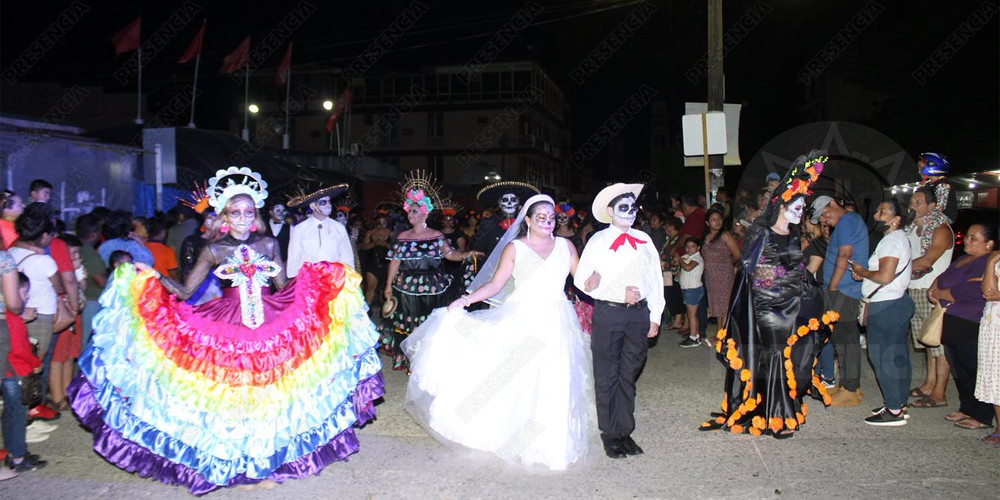 Color, tradición y fiesta en el desfile de Xantolo 