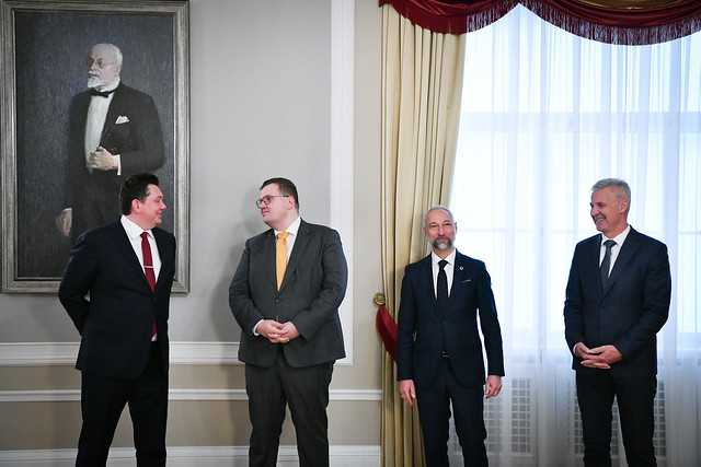 Valsts prezidents Egils Levits pasniedz Valsts prezidenta medaļu Jānim Bordānam, Artusam Kaimiņam, Artim Pabrikam un Jurim Pūcem par sadarbību 13. Saeimā un aizejošajā valdībā