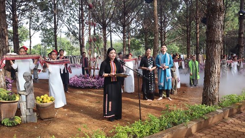 Uỷ ban nhân dân huyện Kon PLông phối hợp với Nhà thiết kế thời trang Minh Hạnh tổ chức Chương trình biểu diễn áo dài và thời trang tổ cẩm Tây nguyên