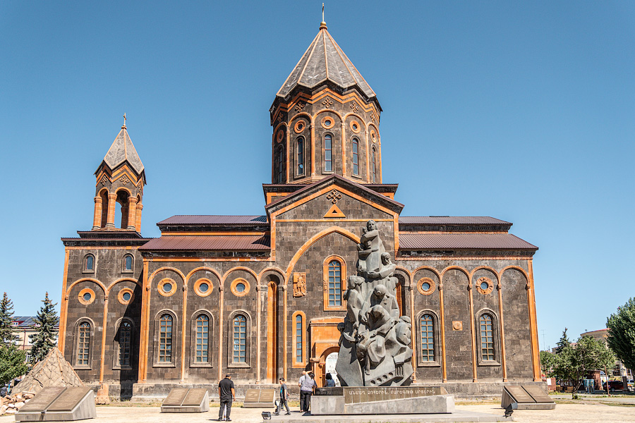 Памятник жертвам Спитакского землетрясения, на фоне церкви Сб.Аменапркич (Спасителя). Гюмри, Армения
