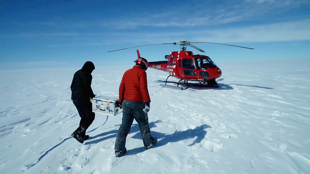 世界各地的科學家們遠赴格陵蘭，要克服極地酷寒、交通困難及生命危險，只為了將第一手的研究數據與親身感受帶回來。圖／William Colgan提供