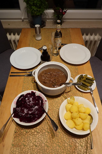 Westfälischer Pfefferpotthast mit Salzkartoffeln, Rote Bete Salat und Gewürzgurken (Tischbild)