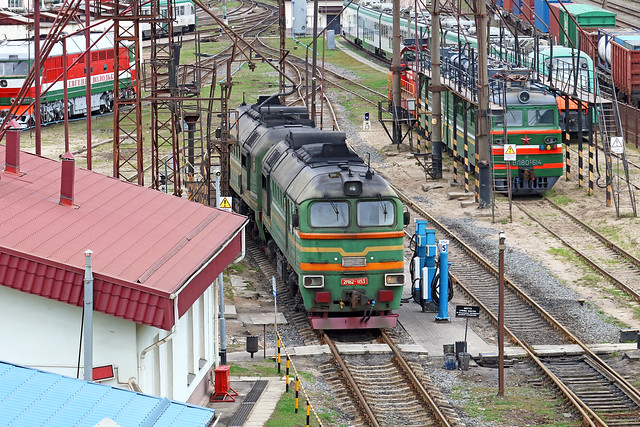 Тепловоз 2М62-1153 на заправке в локомотивном депо Минск (Беларусь).
