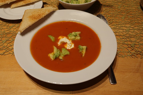 Tomaten-Chili-Suppe mit Avocado (mein erster Teller)