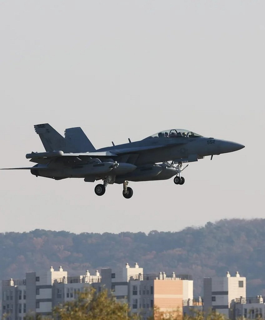 FOTOGRAFÍA. SEÚL (COREA DEL SUR), 02.11.2022. Un caza estadounidense EA-18G Growler aterriza en la base aérea de Osan en Pyeongtaek, Corea del Sur. Efe (1)