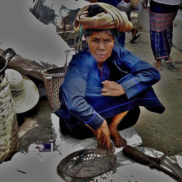 MYANMAR, burma , auf dem Inle-See, Besuch auf einem rustikalen Morgenmarkt, old woman with turbin,  80215/21215