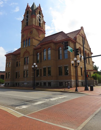 Old Anderson County Courthouse (Anderson, South Carolina) by courthouselover, Erected in 1898, this Romanesque Revival courthouse was designed by <a href="https://www.flickr.com/