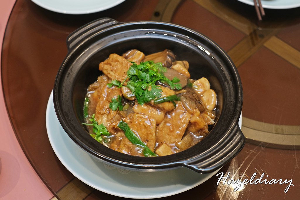 Red Seafood House Esplanade-Stewed Giant GroUper with BeancUrd Skin and Garlic in Claypot