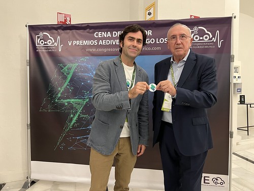 Borja Moreno y Mikel Agirregabiria, tras la firma del convenio entre ZeemCoin y AUVE