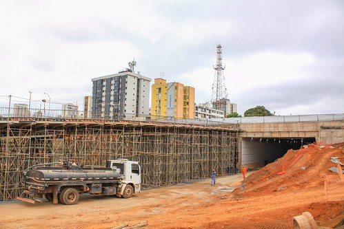 Escoramento de rampa do BRT no Túnel de Taguatinga começa a ser retirado