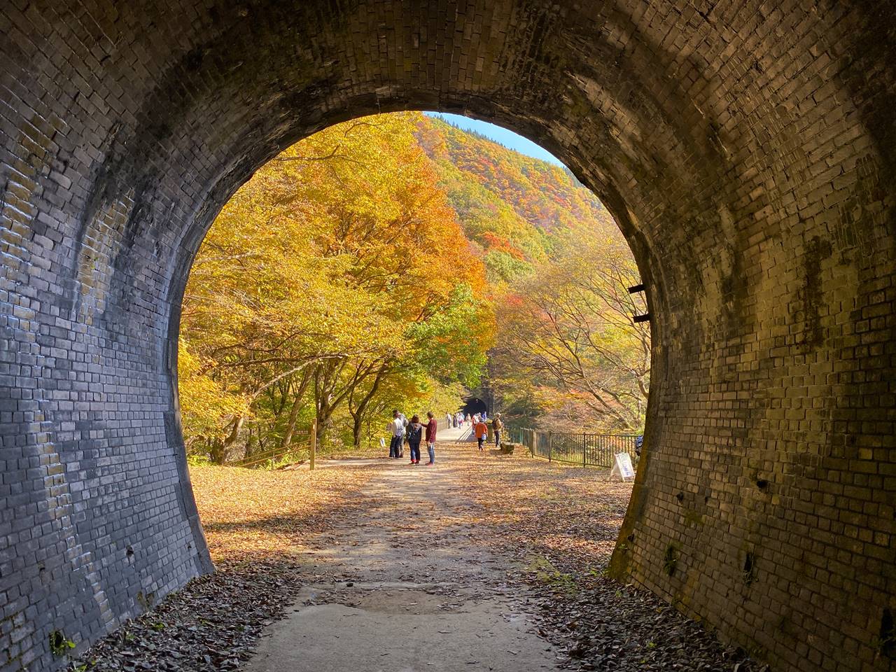 めがね橋の紅葉と遺跡のトンネル