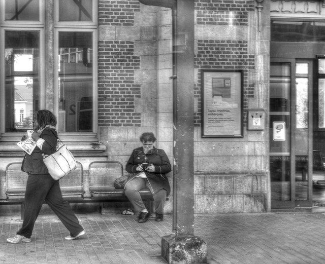 Pressée de prendre son train - In a hurry to catch his train - Mons - 2019 - Belgium