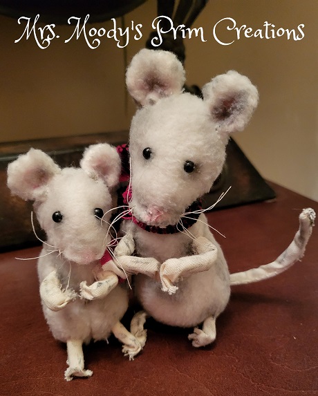 momma mouse and baby in winter scarves