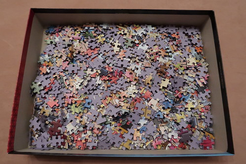Nach Abschluss des gemeinsamen Puzzlens des WASGJJ-Puzzle „Friede, Freude, Eierkuchen!“ wieder auseinander genommene Puzzle-Teile