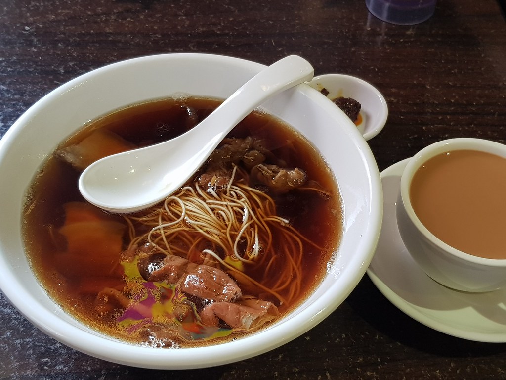 車仔麵(皇帝麵)配三款料 Huang Di Cart Noodle w/Three Toppings rm$14.90 & 香港奶茶 Hong Kong Milk Tea rm$7.90 @ 新記正宗車仔麵 Sun Kee HK Noodle (SS15)