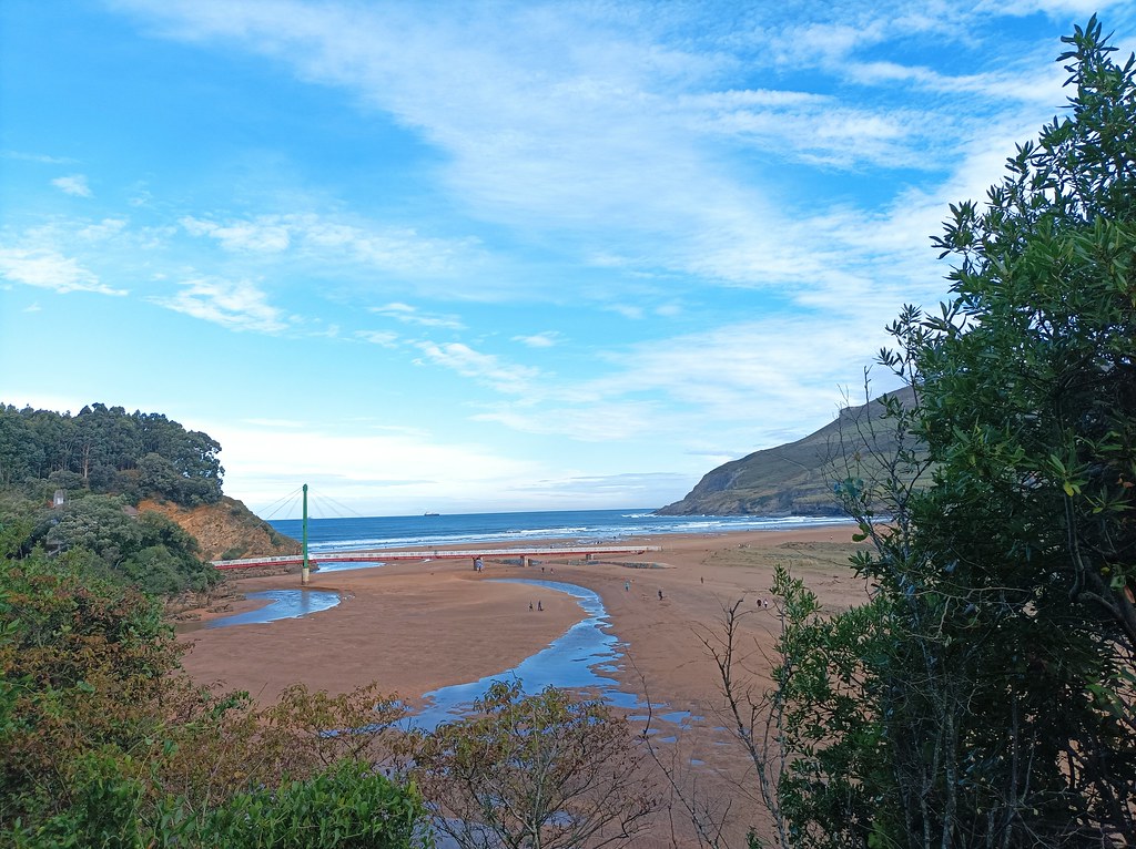Playa la arena desde pobeña en este domingo de inicio del … | Flickr