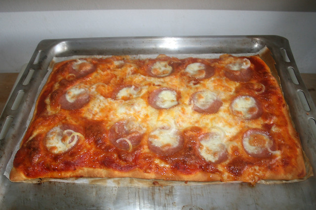 Double mozzarella salami pizza - Finished baking / Fertig gebacken