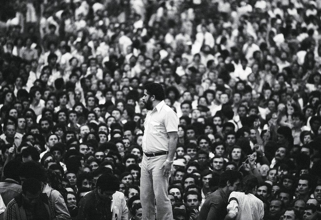 1979年，魯拉向 6 萬名參與罷工的金屬工會工人講話。（圖片來源：巴西勞工黨）
