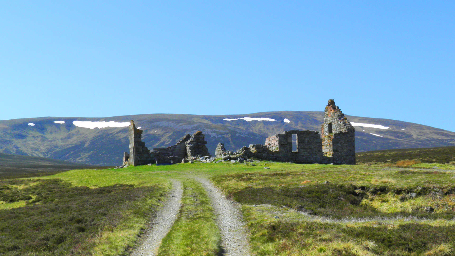Geldie Lodge ruins and An Sgarsoch