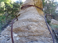 Depuis la plate-forme du piton rocheux du Peralzone : enroulement de câbles sur un autre bloc rocheux