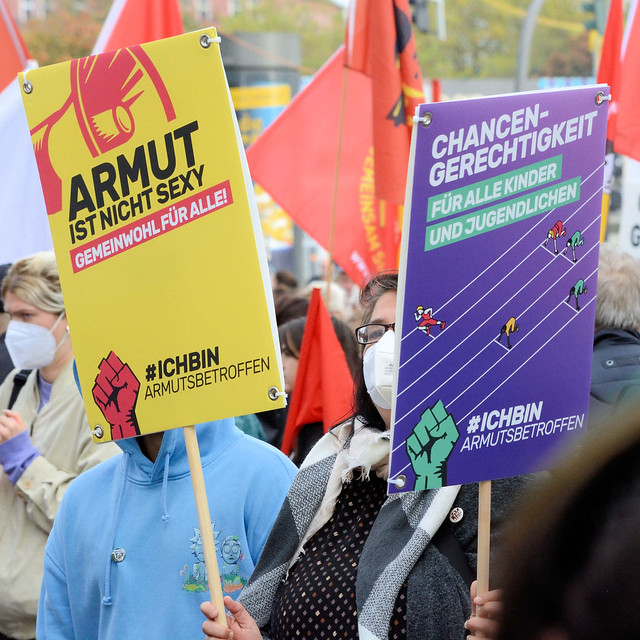 5560 Demonstration Bündnis für soziale Gerechtigkeit am 29.10.22 in Hamburg; Schild Armut ist nicht sexy - Gemeinwohl für alle!