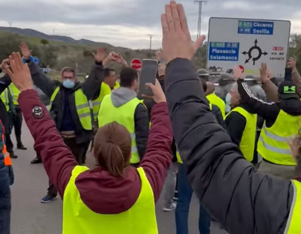 FOTOGRAFÍA. ESPAÑA, 01.03.2022. Huelga indefinida de los transportistas por la subida de los combustibles. Ñ Pueblo (3)