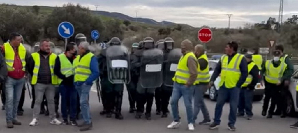 FOTOGRAFÍA. ESPAÑA, 01.03.2022. Huelga indefinida de los transportistas por la subida de los combustibles. Ñ Pueblo (1)